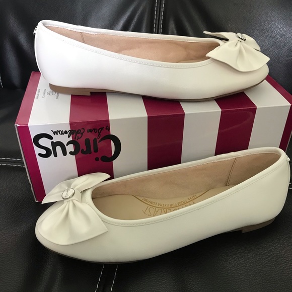 Women’s Carmen Round Toe Flats - Picture 3 of 8